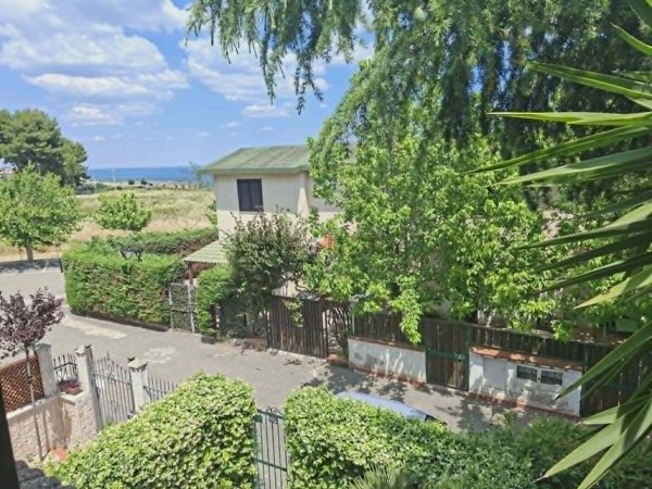 casa indipendente in vendita a Roseto Capo Spulico in zona Il Castello