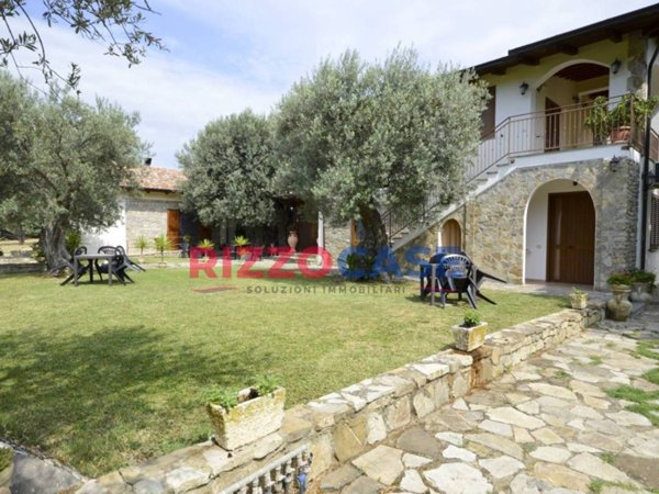 negozio in vendita a Roseto Capo Spulico