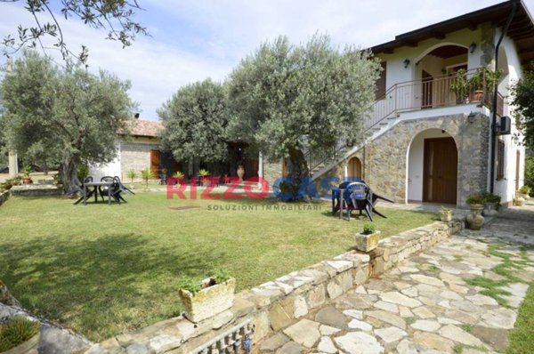 negozio in vendita a Roseto Capo Spulico