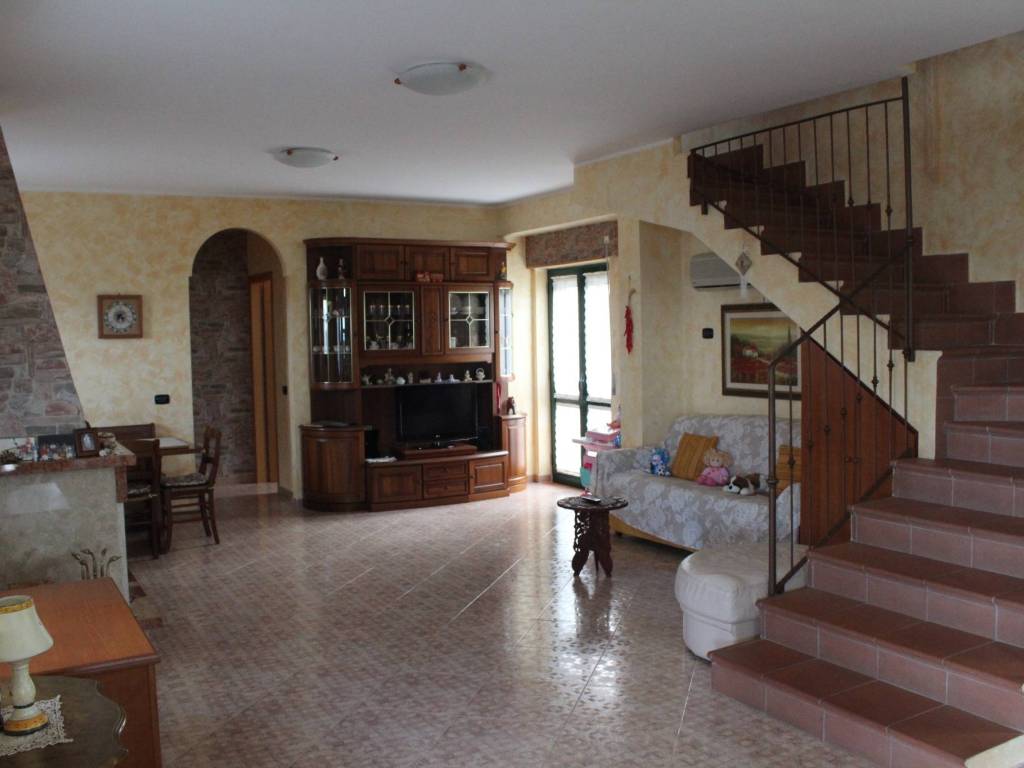 casa indipendente in vendita a Roseto Capo Spulico in zona Il Castello