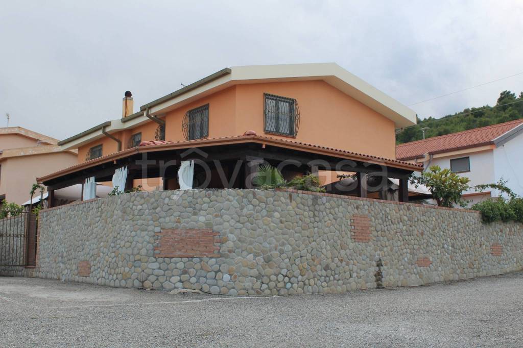 casa indipendente in vendita a Roseto Capo Spulico in zona Il Castello