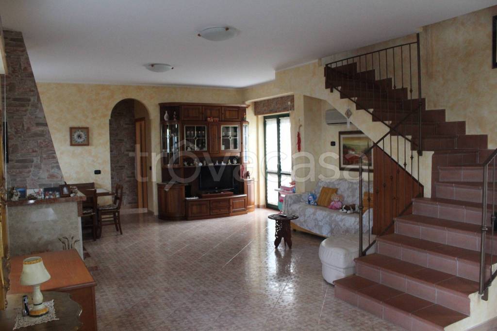 casa indipendente in vendita a Roseto Capo Spulico in zona Il Castello