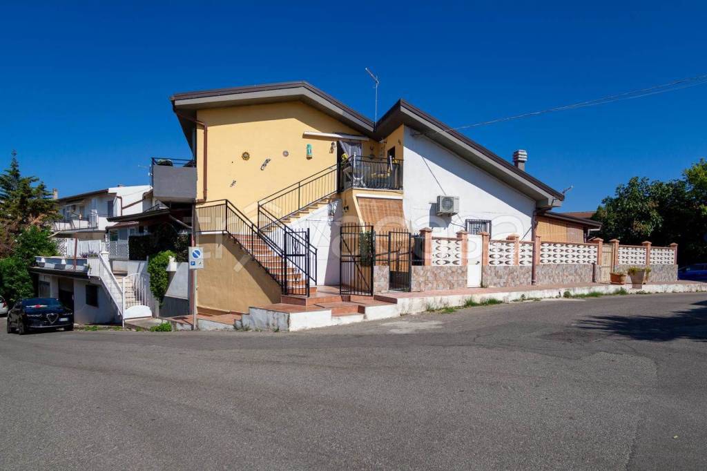 appartamento in vendita a Roseto Capo Spulico in zona Borgata Marina