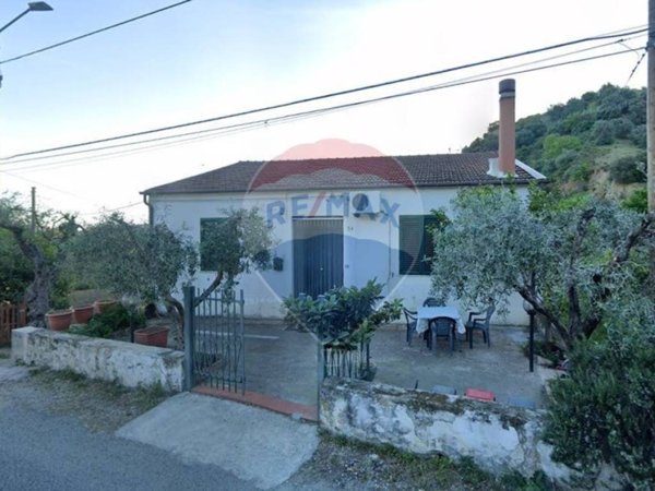 casa indipendente in vendita a San Giorgio Albanese in zona Pantanello