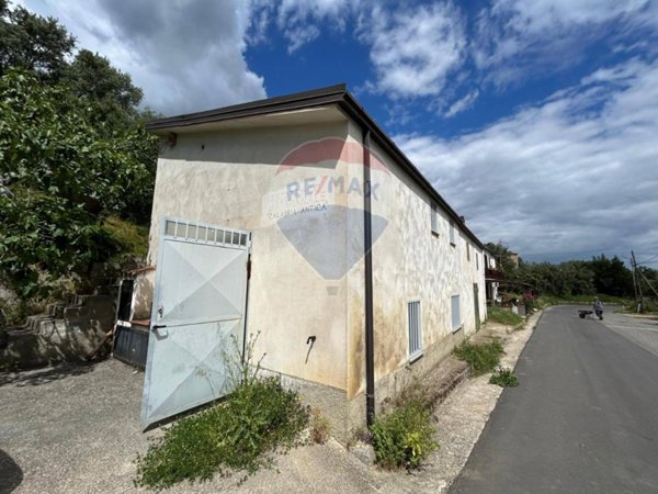 casa indipendente in vendita a San Giorgio Albanese in zona Pantanello