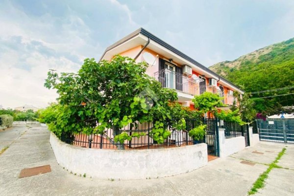 casa indipendente in vendita a San Lucido in zona Pollella