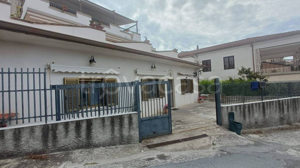 appartamento in vendita a San Lucido in zona Pollella