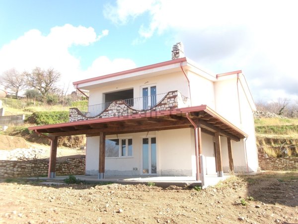casa indipendente in vendita a San Lucido in zona Pollella
