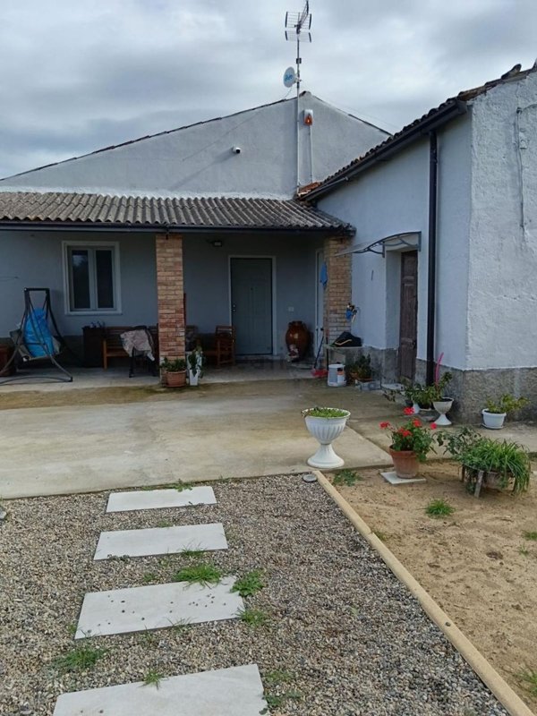 casa indipendente in vendita a Santa Sofia d'Epiro