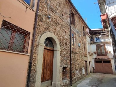 casa indipendente in vendita a Santo Stefano di Rogliano