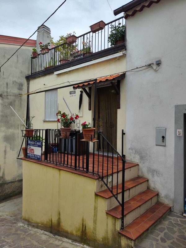 casa indipendente in vendita a Santo Stefano di Rogliano
