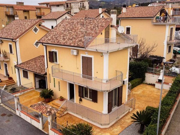 casa indipendente in vendita a Scalea