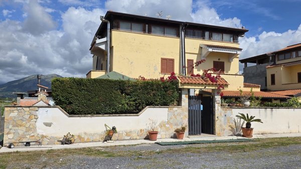 casa indipendente in vendita a Scalea