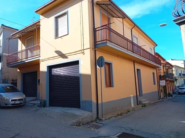 intera palazzina in vendita a Spezzano Albanese in zona Stazione