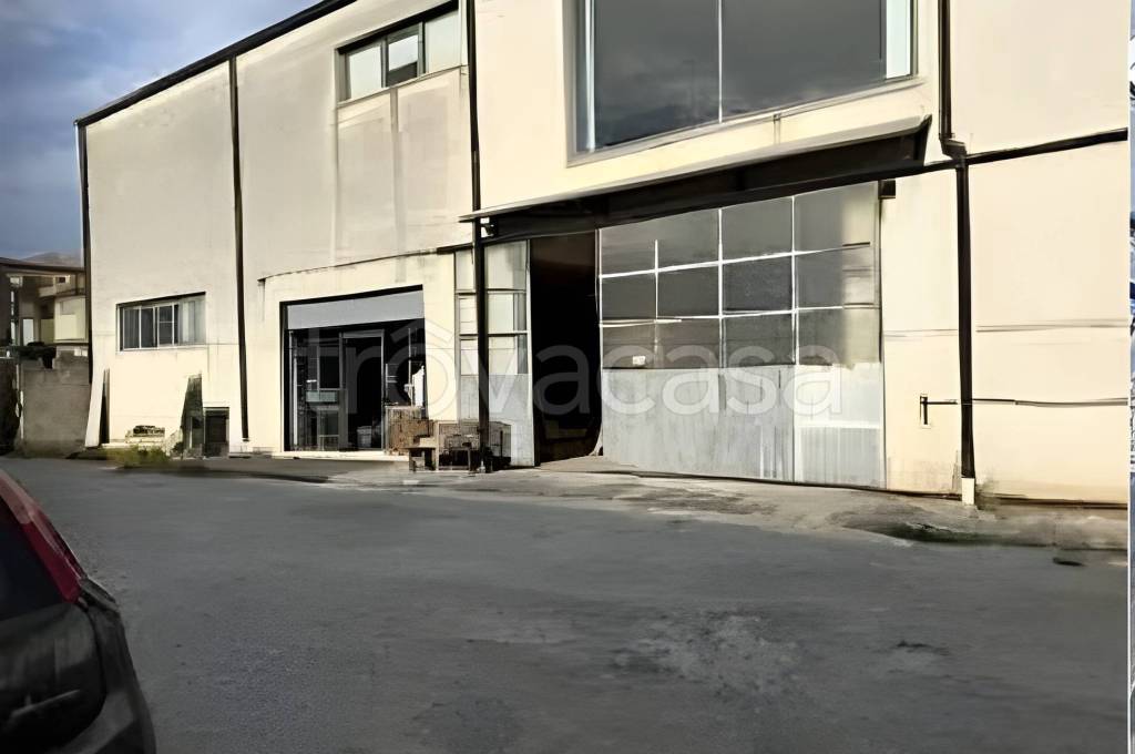 locale commerciale in vendita a Spezzano Albanese