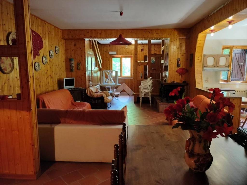 casa indipendente in vendita a Spezzano della Sila in zona Camigliatello Silano
