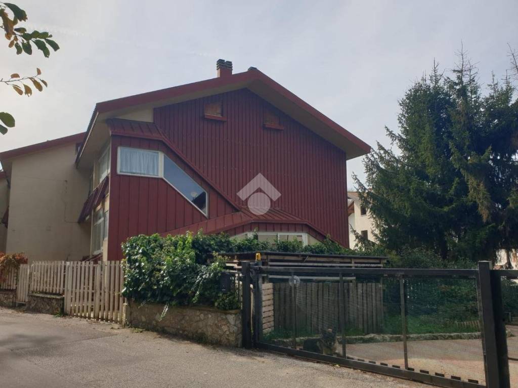 casa indipendente in vendita a Spezzano della Sila in zona Camigliatello Silano