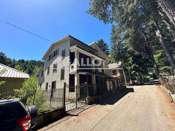 casa indipendente in vendita a Spezzano della Sila in zona Camigliatello Silano