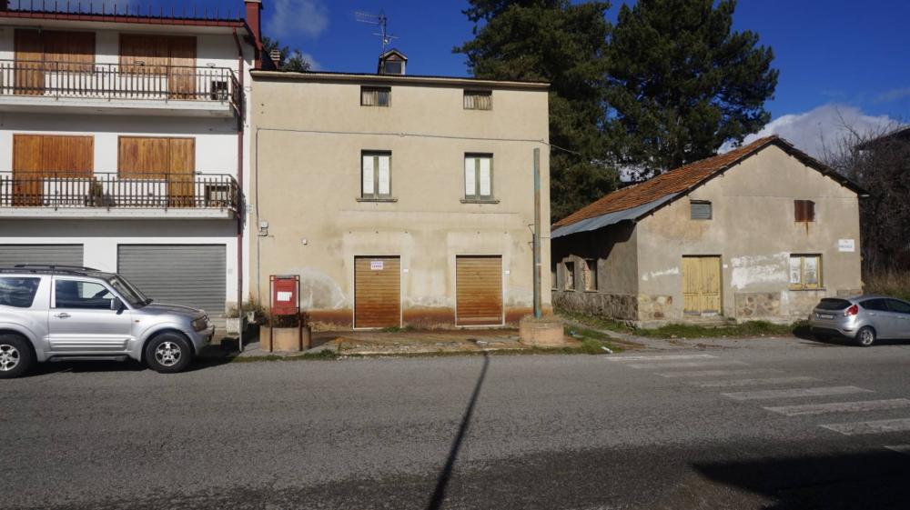 casa indipendente in vendita a Spezzano della Sila in zona Camigliatello Silano