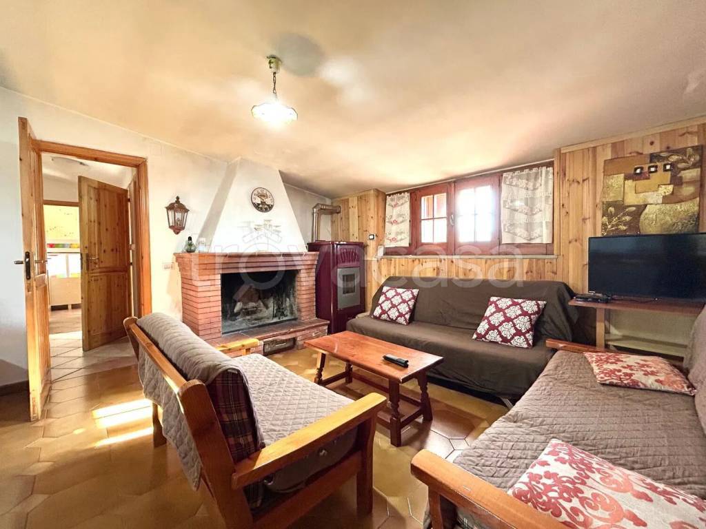 appartamento in vendita a Spezzano della Sila in zona Camigliatello Silano