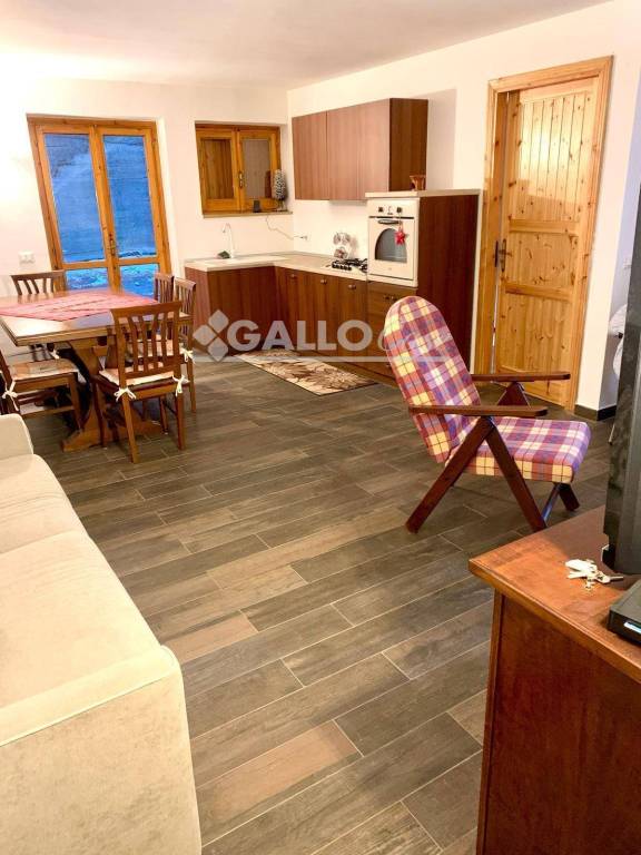 appartamento in vendita a Spezzano della Sila in zona Camigliatello Silano