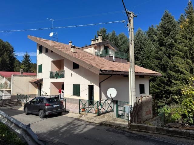 casa indipendente in vendita a Spezzano della Sila in zona Camigliatello Silano