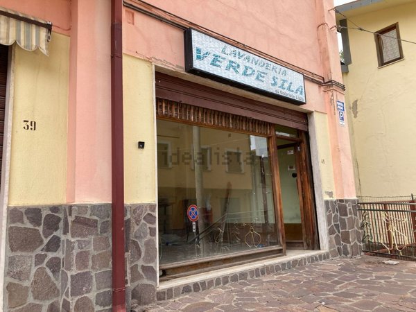 locale commerciale in vendita a Spezzano della Sila in zona Camigliatello Silano