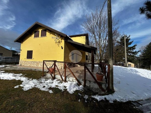 intera palazzina in vendita a Spezzano della Sila in zona Camigliatello Silano