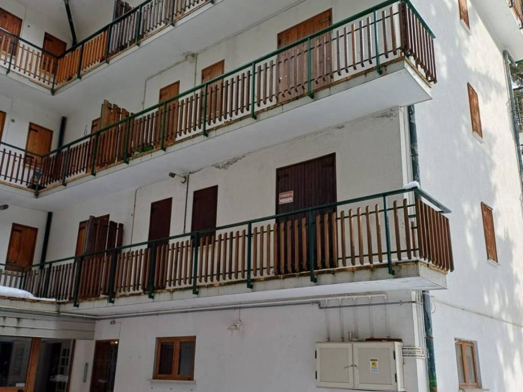 intera palazzina in vendita a Spezzano della Sila in zona Camigliatello Silano