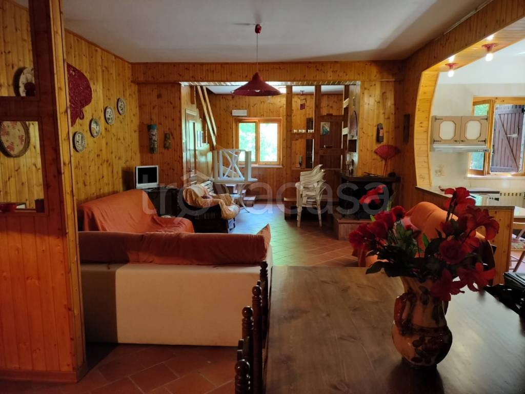 casa indipendente in vendita a Spezzano della Sila in zona Camigliatello Silano