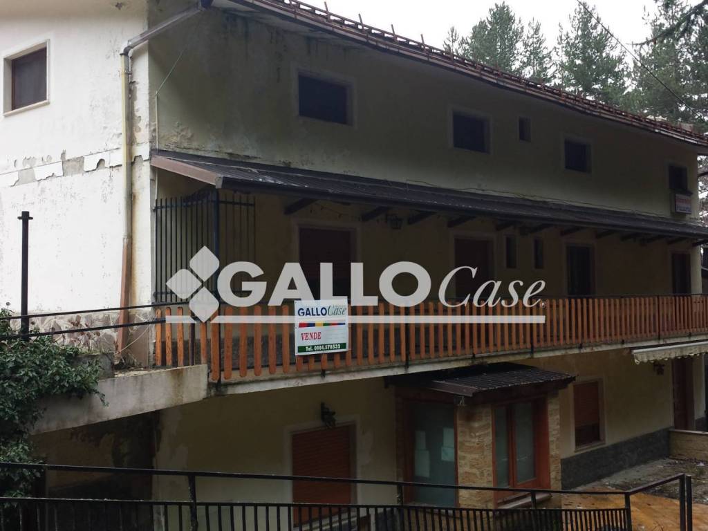 intera palazzina in vendita a Spezzano della Sila in zona Camigliatello Silano