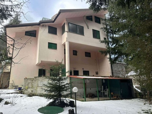 casa indipendente in vendita a Spezzano della Sila in zona Camigliatello Silano