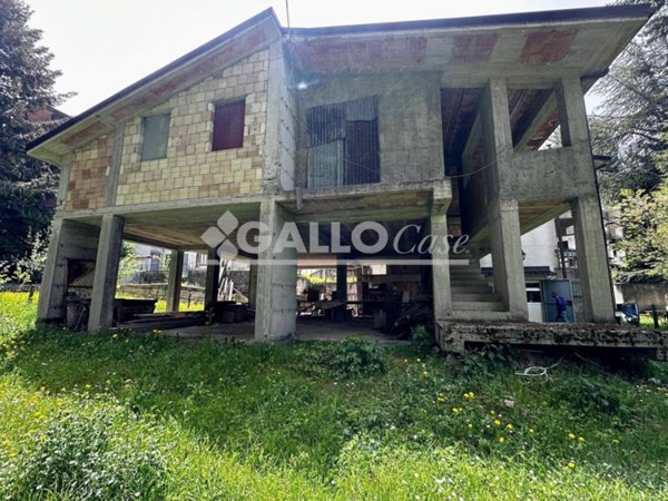 casa indipendente in vendita a Spezzano della Sila in zona Camigliatello Silano
