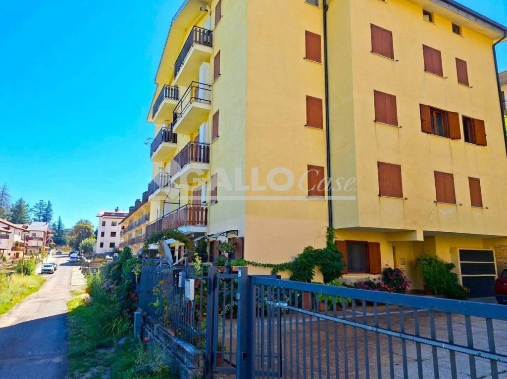 appartamento in vendita a Spezzano della Sila in zona Camigliatello Silano