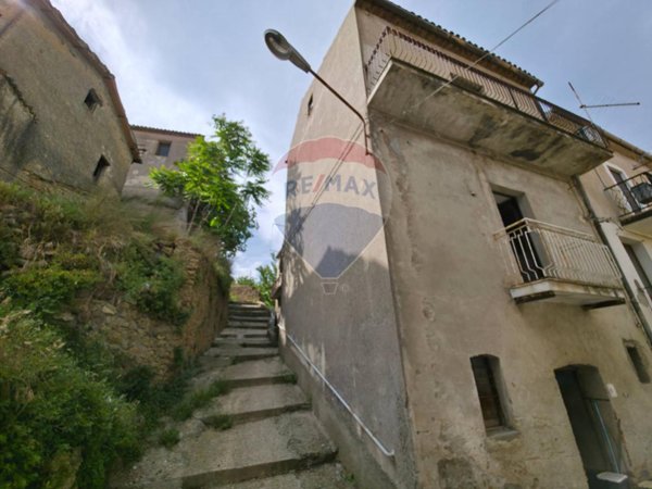 casa indipendente in vendita a Torano Castello