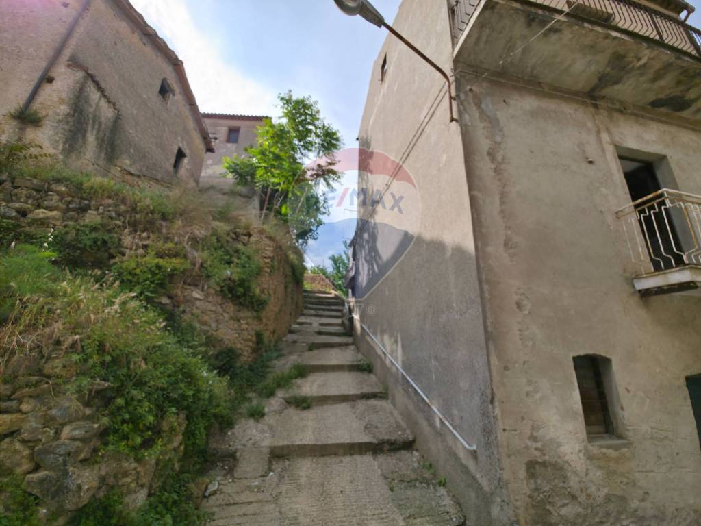 casa indipendente in vendita a Torano Castello