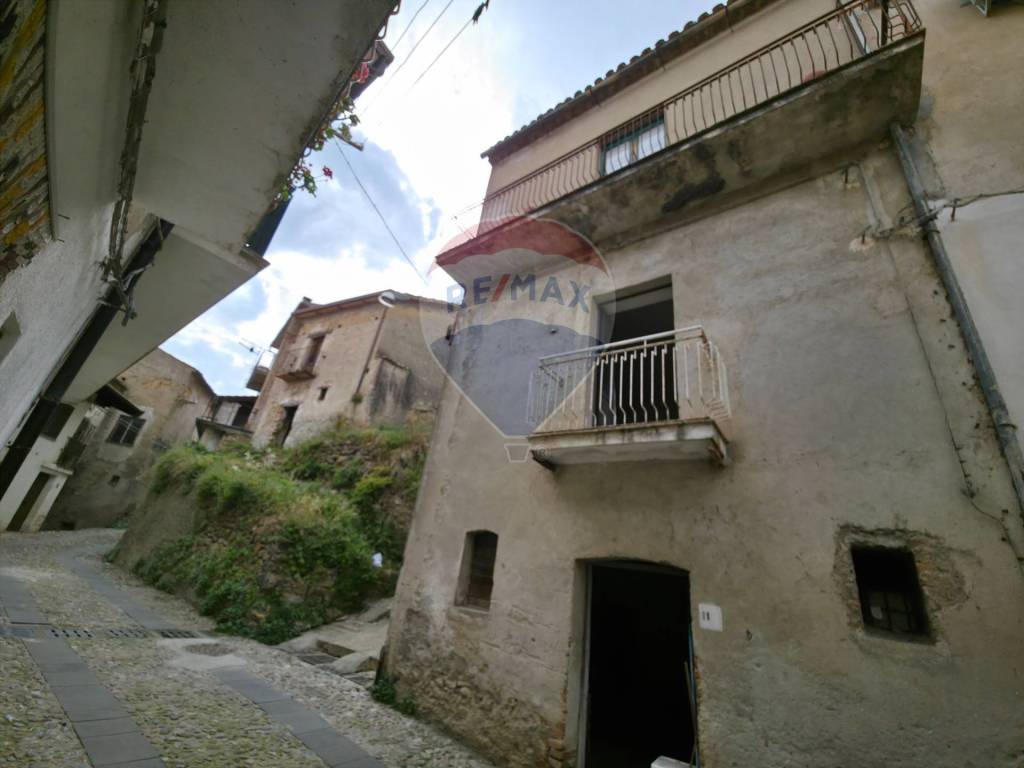 casa indipendente in vendita a Torano Castello
