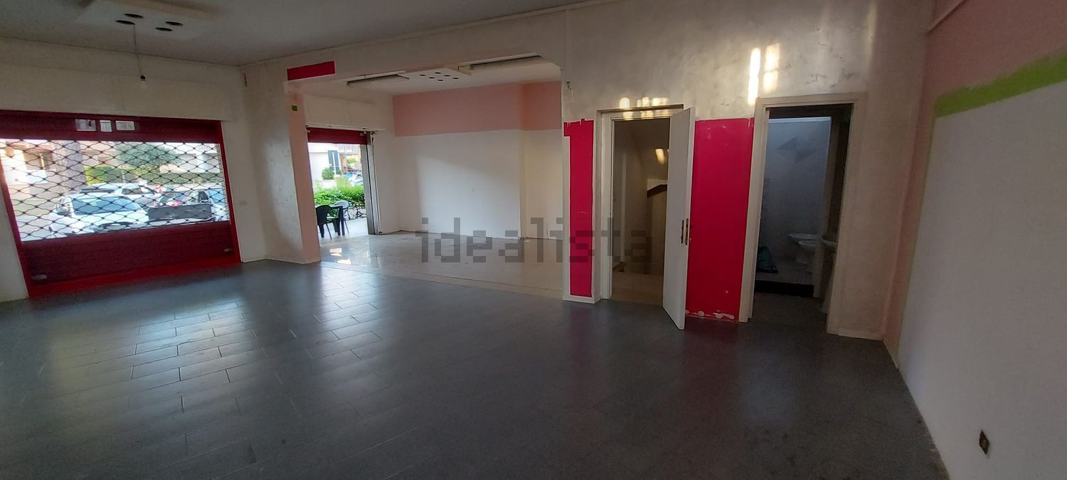 locale commerciale in vendita a Tortora