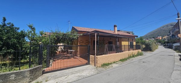 casa indipendente in vendita a Tortora