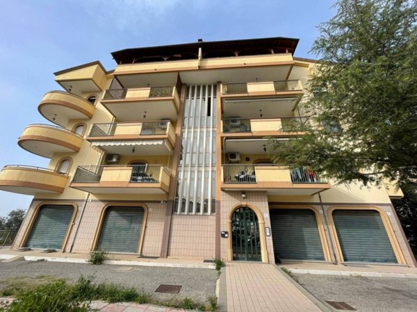 locale commerciale in vendita a Corigliano-Rossano in zona Rossano Stazione