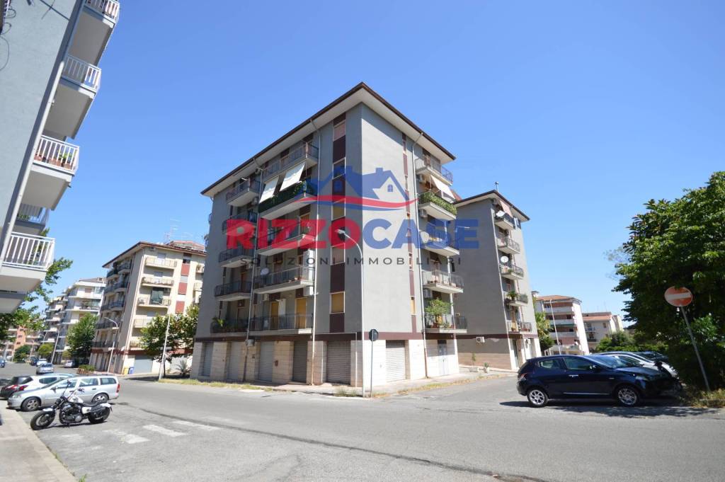 locale commerciale in vendita a Corigliano-Rossano in zona Rossano