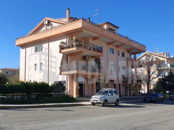 locale commerciale in vendita a Corigliano-Rossano in zona Rossano