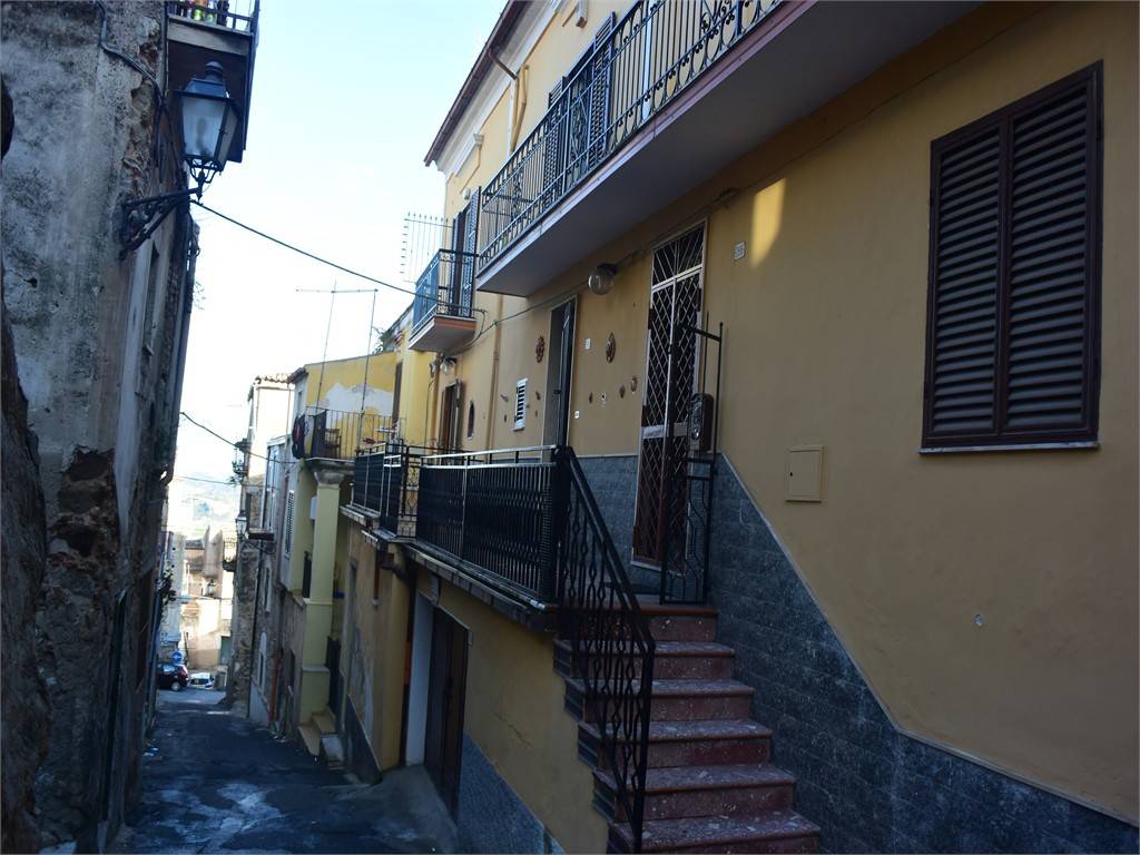 intera palazzina in vendita a Corigliano-Rossano in zona Rossano