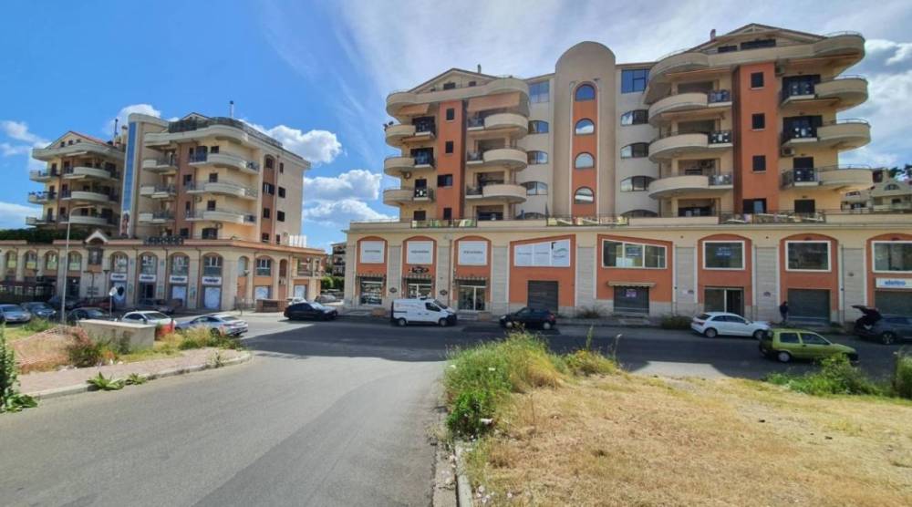 negozio in vendita a Corigliano-Rossano in zona Corigliano Calabro