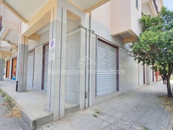 negozio in vendita a Corigliano-Rossano in zona Rossano Stazione