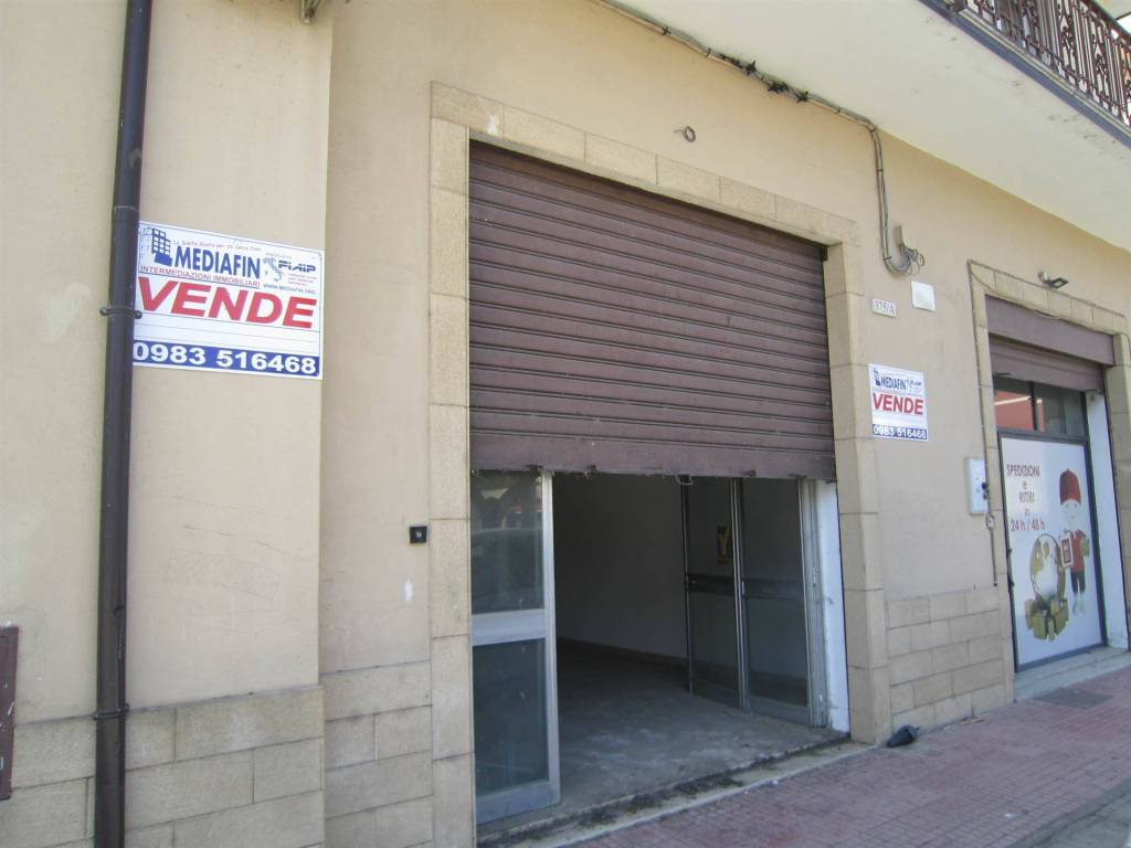 negozio in vendita a Corigliano-Rossano in zona Corigliano Calabro
