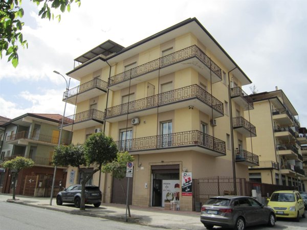 locale commerciale in vendita a Corigliano-Rossano in zona Corigliano Calabro