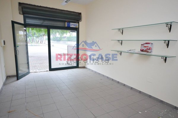 locale di sgombero in vendita a Corigliano-Rossano in zona Rossano