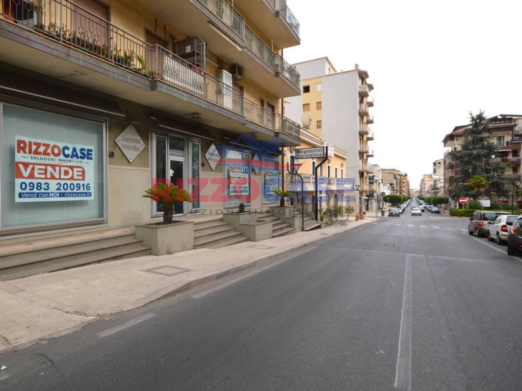 negozio in vendita a Corigliano-Rossano in zona Rossano Stazione