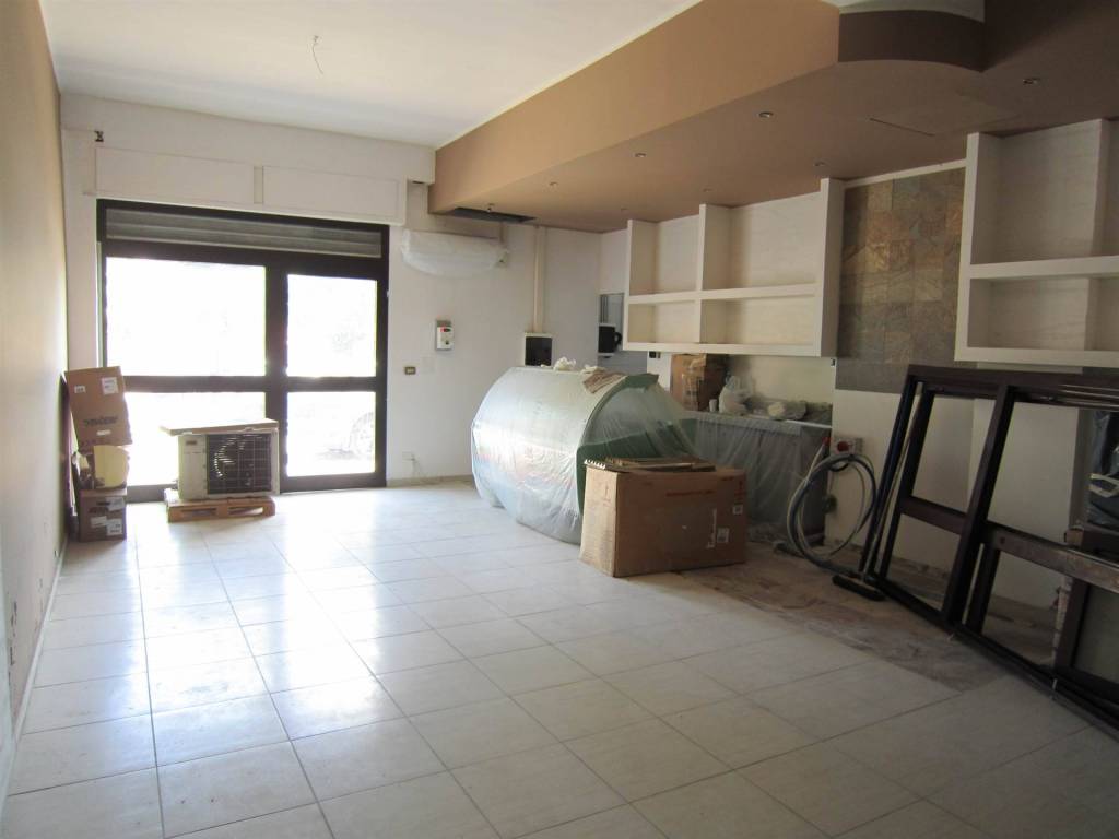 negozio in vendita a Corigliano-Rossano in zona Rossano Stazione